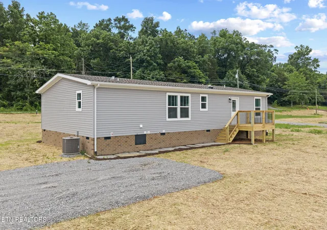 Photo 3 of Manufactured home for sale at 3215 Sweetwater Vonore Rd, Sweetwater, TN 37874 | MLS# 3544629 | Listing updated on 2026-09-14
