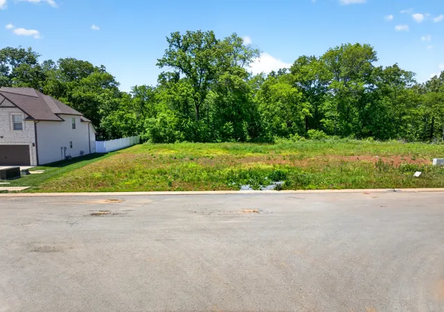 Photo 3 of Single family home for sale at 376 Kildeer Dr, Clarksville, TN 37040 | MLS# 3216672 | Listing updated on 2026-09-14