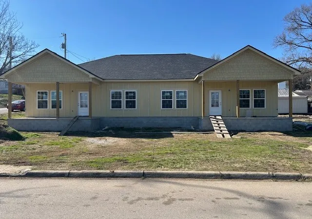 Photo 1 of Multi family home for sale at 402 North 3rd St, Pulaski, TN 38478 | MLS# 3191298 | Listing updated on 2026-09-10