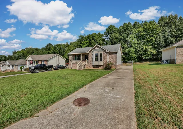 Photo 2 of Single family home for sale at 274 Moncrest Dr, Clarksville, TN 37042 | MLS# 3542305 | Listing updated on 2026-09-17