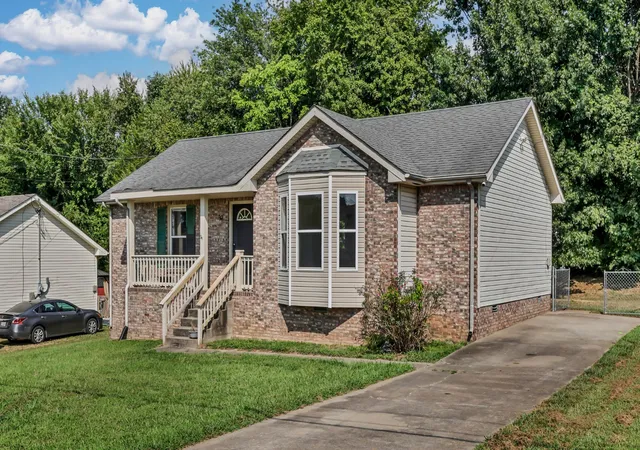 Photo 3 of Single family home for sale at 274 Moncrest Dr, Clarksville, TN 37042 | MLS# 3542305 | Listing updated on 2026-09-17