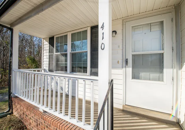 Photo 3 of Single family home for sale at 410 Roselawn Dr, Clarksville, TN 37042 | MLS# 3217127 | Listing updated on 2026-09-15