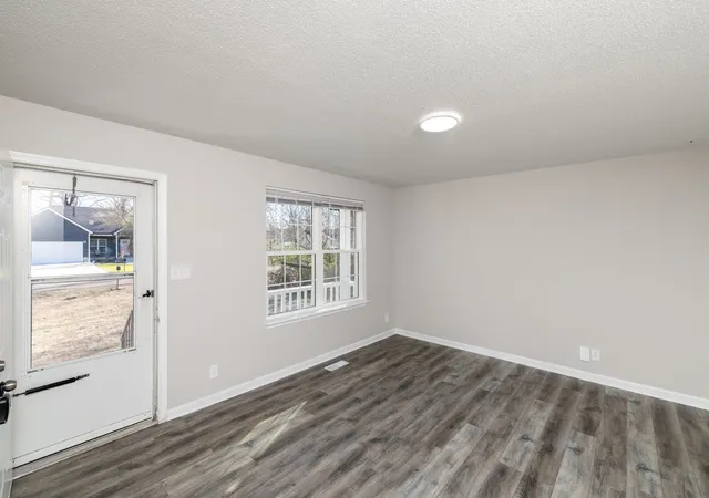Photo 4 of Single family home for sale at 410 Roselawn Dr, Clarksville, TN 37042 | MLS# 3217127 | Listing updated on 2026-09-15