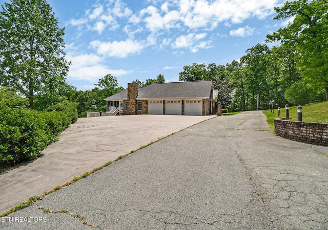 Photo 3 of Single family home for sale at 310 Old Stagecoach Pl, Crossville, TN 38571 | MLS# 3211416 | Listing updated on 2026-09-15