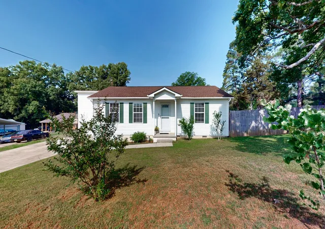 Photo 2 of Single family home for sale at 100 Waggoner St, Decherd, TN 37324 | MLS# 3221815 | Listing updated on 2026-09-13