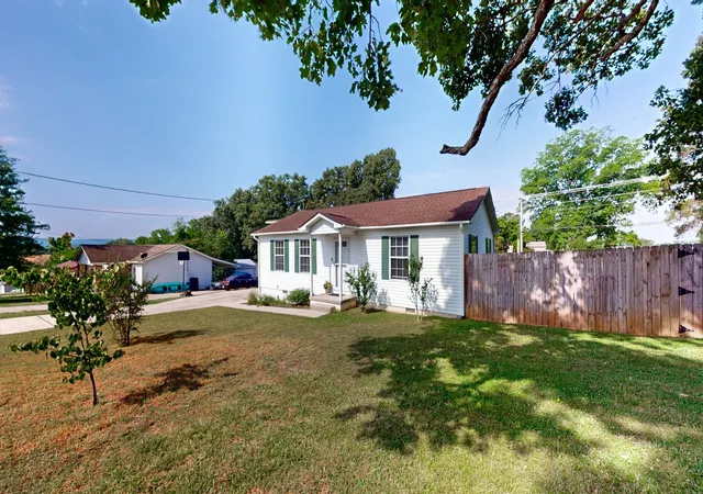Photo 3 of Single family home for sale at 100 Waggoner St, Decherd, TN 37324 | MLS# 3221815 | Listing updated on 2026-09-13
