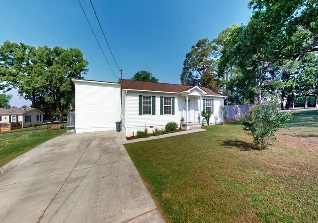 Photo 4 of Single family home for sale at 100 Waggoner St, Decherd, TN 37324 | MLS# 3221815 | Listing updated on 2026-09-13