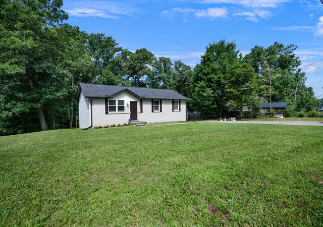 Photo 3 of Single family home for sale at 412 Hilltop Dr, Clarksville, TN 37040 | MLS# 3214417 | Listing updated on 2026-10-28