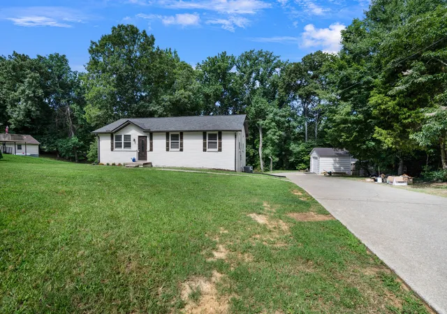 Photo 3 of Single family home for sale at 412 Hilltop Dr, Clarksville, TN 37040 | MLS# 3214417 | Listing updated on 2026-10-28