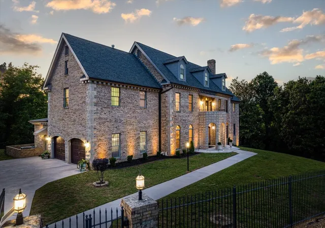Photo 2 of Mansion for sale at 551 North Crst Ct, Chattanooga, TN 37404 | MLS# 3214440 | Listing updated on 2026-09-14