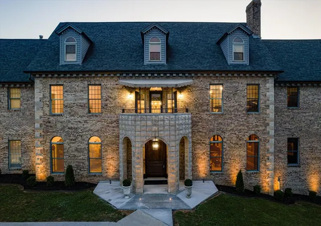 Photo 3 of Mansion for sale at 551 North Crst Ct, Chattanooga, TN 37404 | MLS# 3214440 | Listing updated on 2026-09-14