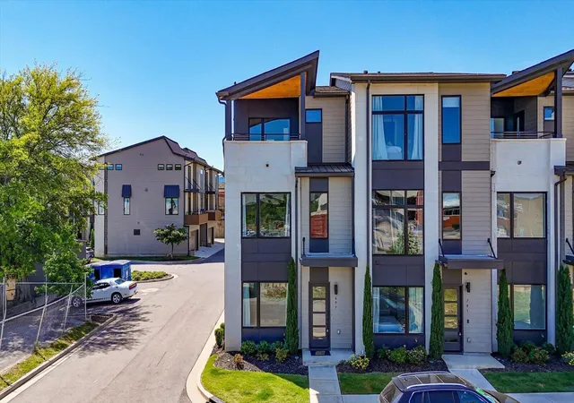 Photo 1 of Townhouse for sale at 697 Burnside Pl, Chattanooga, TN 37408 | MLS# 3214455 | Listing updated on 2026-10-24