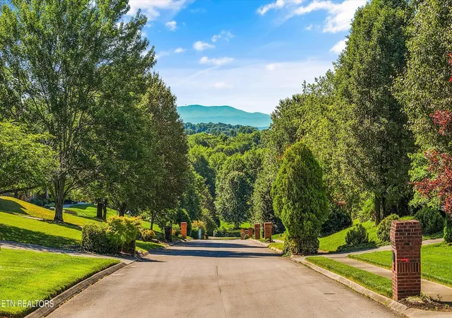 Photo 3 of Single family home for sale at 864 Oconnell Dr, Farragut, TN 37934 | MLS# 3531942 | Listing updated on 2026-10-08