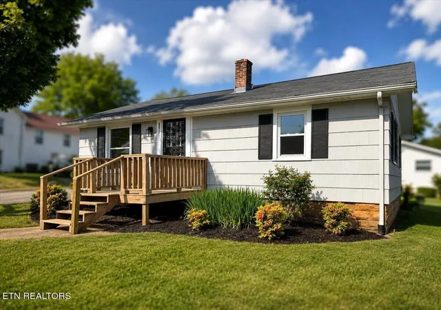 Photo 2 of Single family home for sale at 901 Mayes Ave, Sweetwater, TN 37874 | MLS# 3531941 | Listing updated on 2026-09-11