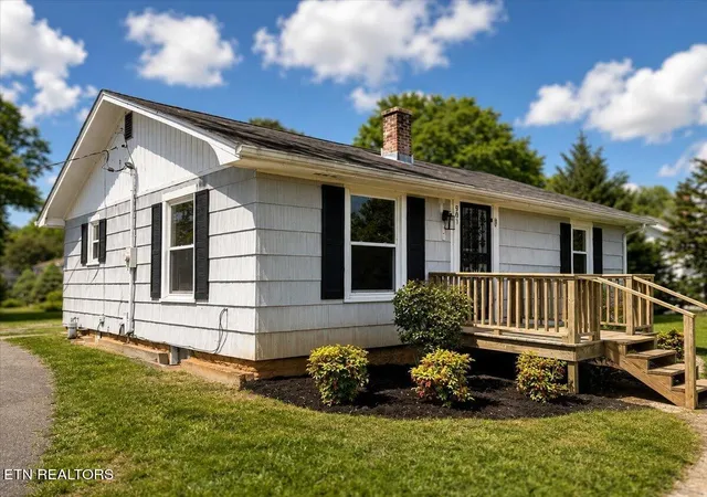Photo 3 of Single family home for sale at 901 Mayes Ave, Sweetwater, TN 37874 | MLS# 3531941 | Listing updated on 2026-09-11