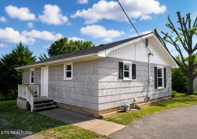Photo 3 of Single family home for sale at 901 Mayes Ave, Sweetwater, TN 37874 | MLS# 3531941 | Listing updated on 2026-09-11