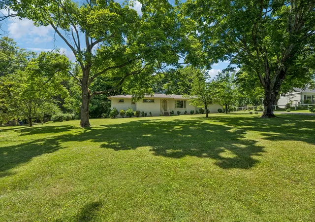 Photo 2 of Single family home for sale at 1505 Hillsboro Rd, Franklin, TN 37069 | MLS# 3252113 | Listing updated on 2026-09-14
