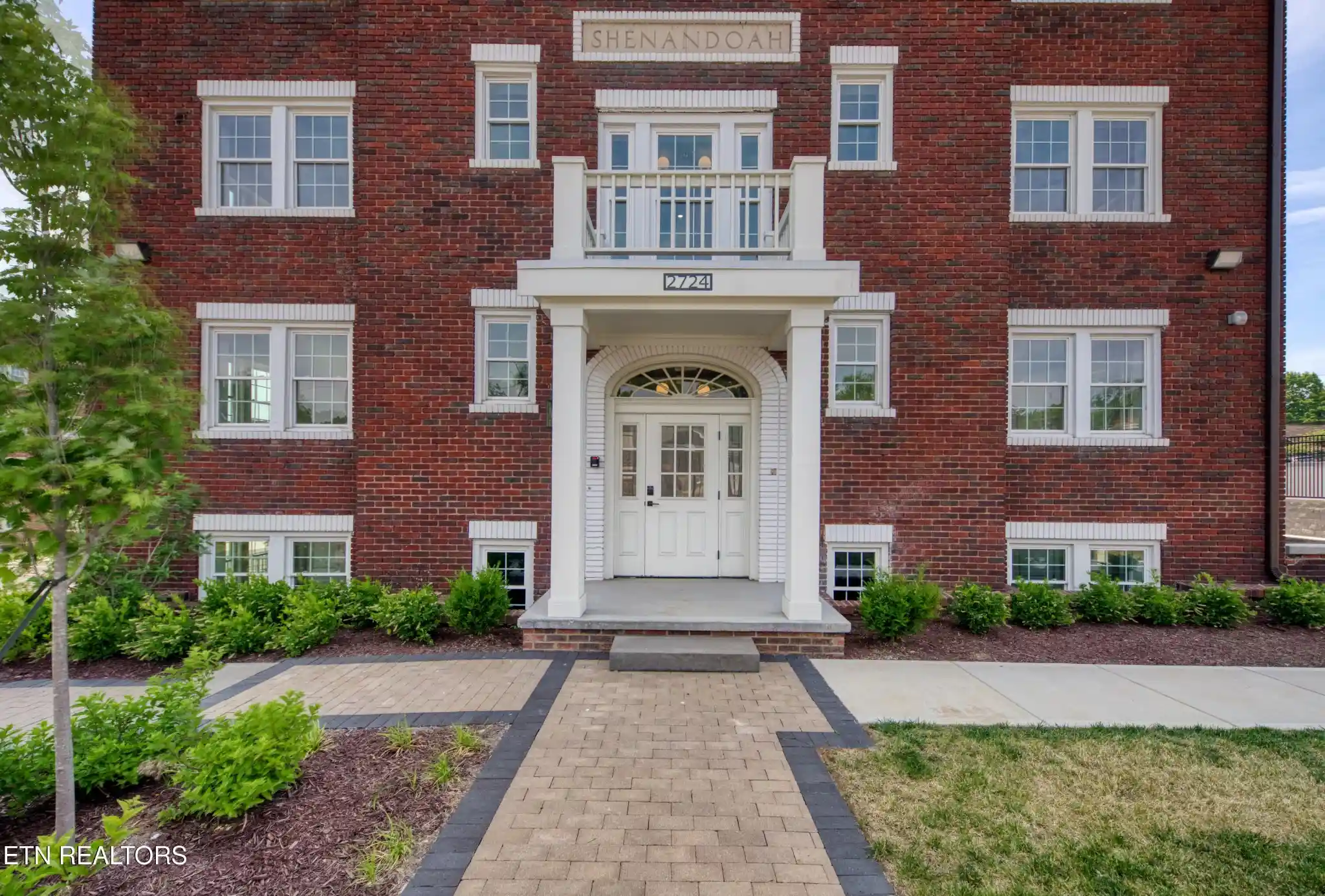 Listing Photo 2 - Condo for sale in 2724 E Magnolia Ave located at 2724 E Magnolia Ave, Knoxville, TN 37914 - Unit #402