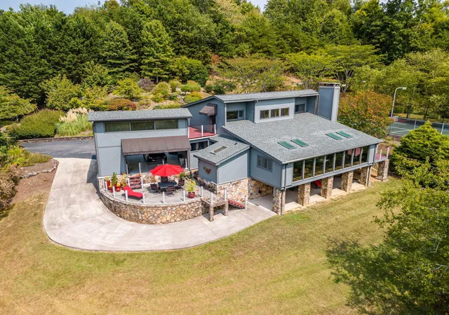 Photo 2 of Single family home for sale at 3411 Kings Cvs Ln, Chattanooga, TN 37416 | MLS# 3268529 | Listing updated on 2026-09-11