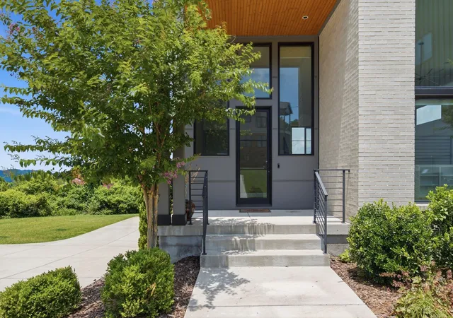 Photo 3 of Single family home for sale at 6012 Hill Cir, Nashville, TN 37209 | MLS# 3255378 | Listing updated on 2026-10-13