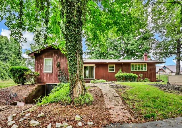 Photo 3 of Single family home for sale at 1692 Gratton Rd, Clarksville, TN 37043 | MLS# 3223021 | Listing updated on 2026-10-10