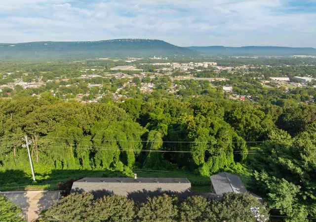 Photo 2 of Single family home for sale at 661 South Crst Rd, Chattanooga, TN 37404 | MLS# 3221685 | Listing updated on 2026-09-25