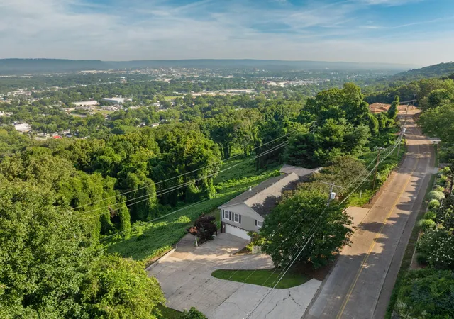 Photo 3 of Single family home for sale at 661 South Crst Rd, Chattanooga, TN 37404 | MLS# 3221685 | Listing updated on 2026-09-25