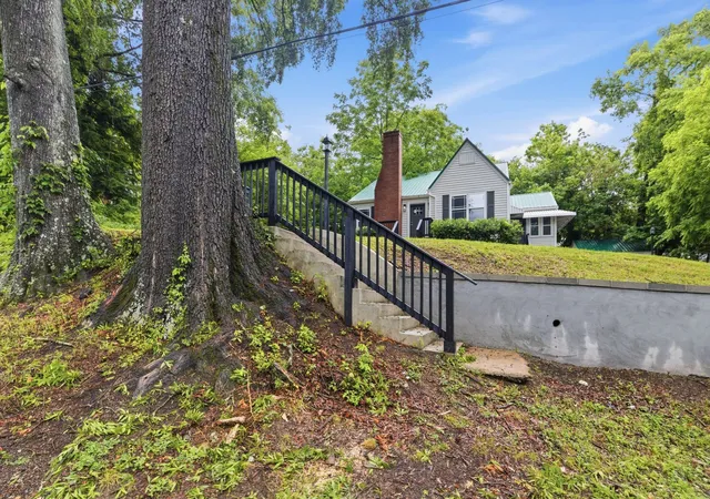 Photo 3 of Single family home for sale at 305 S Irwin St, Manchester, TN 37355 | MLS# 3223153 | Listing updated on 2026-09-30