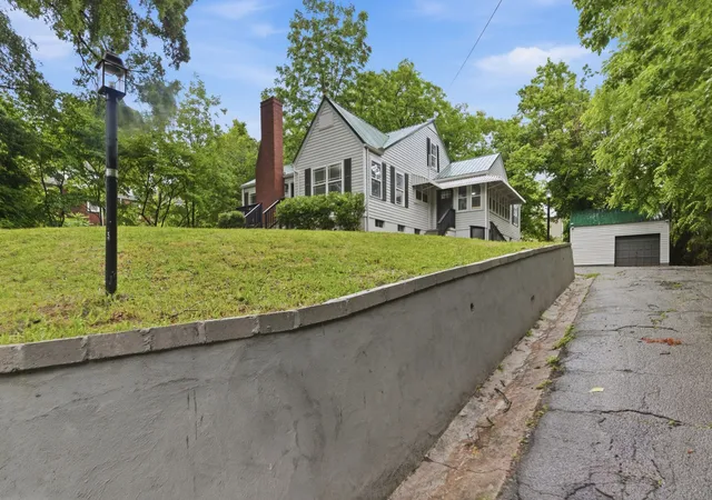 Photo 4 of Single family home for sale at 305 S Irwin St, Manchester, TN 37355 | MLS# 3223153 | Listing updated on 2026-09-30