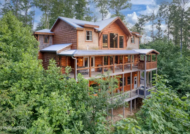 Photo 3 of Mansion for sale at 809 Pinecrest Way, Sevierville, TN 37862 | MLS# 3223719 | Listing updated on 2026-09-11