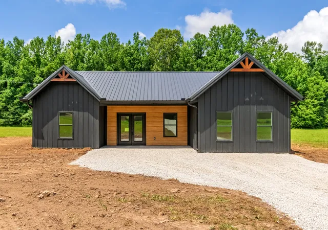 Photo 1 of Single family home for sale at 2757 Lick Crk Rd, Linden, TN 37096 | MLS# 3251612 | Listing updated on 2026-09-11