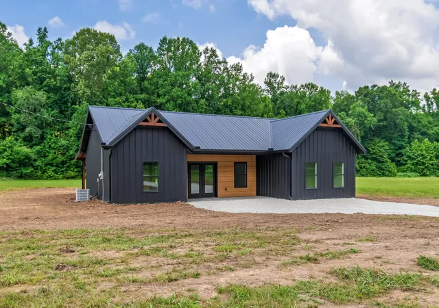 Photo 2 of Single family home for sale at 2757 Lick Crk Rd, Linden, TN 37096 | MLS# 3251612 | Listing updated on 2026-09-11