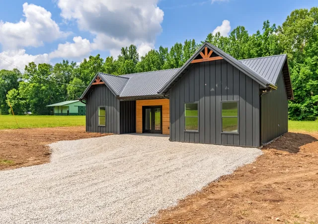Photo 3 of Single family home for sale at 2757 Lick Crk Rd, Linden, TN 37096 | MLS# 3251612 | Listing updated on 2026-09-11