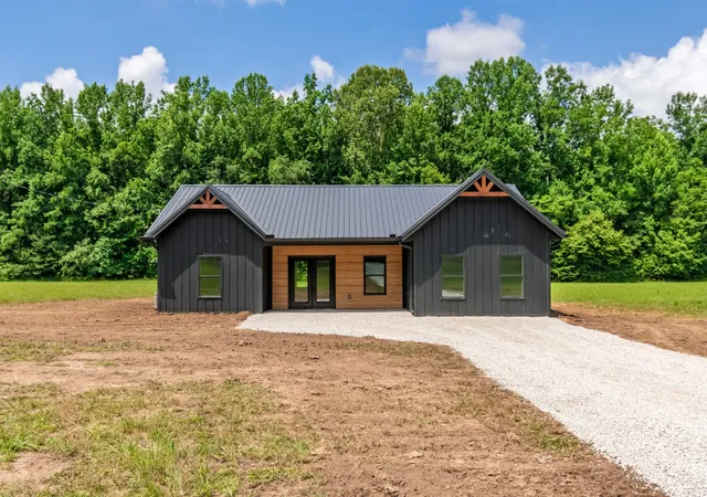 Photo 3 of Single family home for sale at 2757 Lick Crk Rd, Linden, TN 37096 | MLS# 3251612 | Listing updated on 2026-09-11