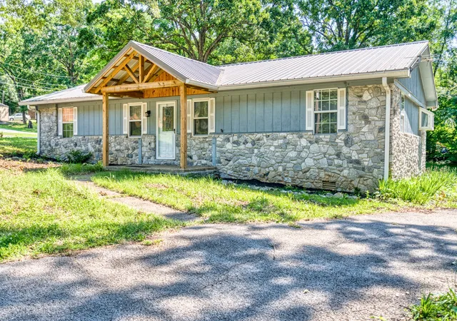 Single family home for sale at 124 Cumberland Dr, Russellville, KY 42276 | MLS# 3226139