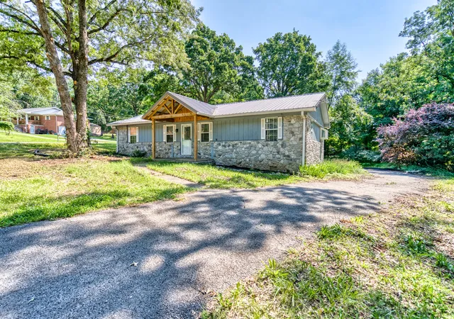 Photo 2 of Single family home for sale at 124 Cumberland Dr, Russellville, KY 42276 | MLS# 3226139 | Listing updated on 2026-09-09