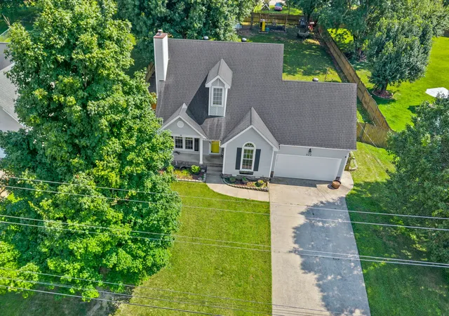 Photo 2 of Single family home for sale at 822 Crk Stone Dr, Clarksville, TN 37040 | MLS# 3260086 | Listing updated on 2026-09-15