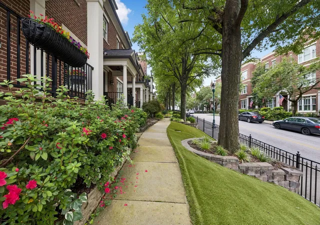 Photo 3 of Townhouse for sale at 212 Cherry St, Chattanooga, TN 37403 | MLS# 3231436 | Listing updated on 2026-10-26