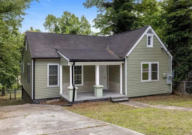 Photo 2 of Single family home for sale at 1704 Tunnel Blvd, Chattanooga, TN 37406 | MLS# 3232208 | Listing updated on 2026-09-23