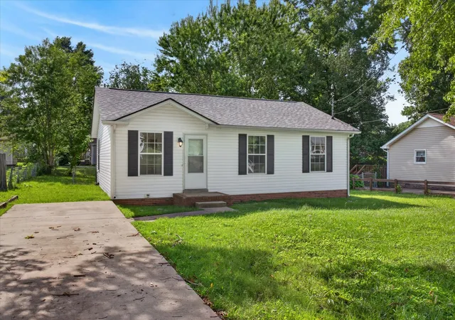 Photo 1 of Single family home for sale at 572 Lorie Ln, Clarksville, TN 37042 | MLS# 3268757 | Listing updated on 2026-09-11