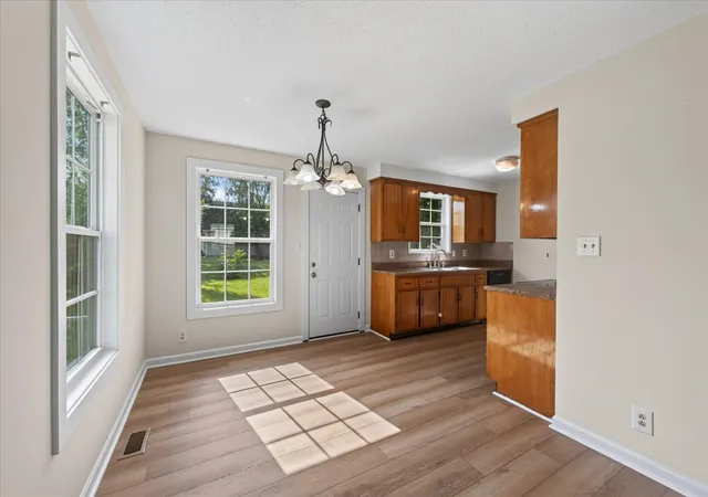 Photo 3 of Single family home for sale at 572 Lorie Ln, Clarksville, TN 37042 | MLS# 3268757 | Listing updated on 2026-09-11