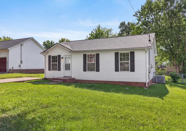 Photo 4 of Single family home for sale at 572 Lorie Ln, Clarksville, TN 37042 | MLS# 3268757 | Listing updated on 2026-09-11