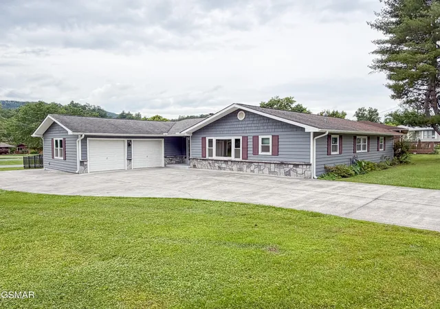 Photo 1 of Single family home for sale at 302 Park View Cir, Pigeon Forge, TN 37863 | MLS# 3262588 | Listing updated on 2026-09-11