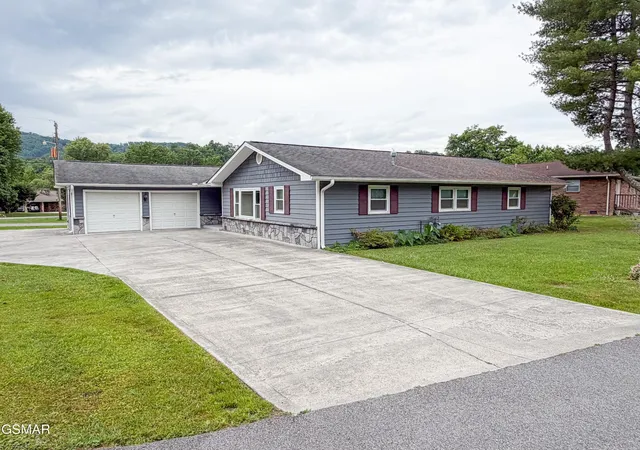 Photo 2 of Single family home for sale at 302 Park View Cir, Pigeon Forge, TN 37863 | MLS# 3262588 | Listing updated on 2026-09-11