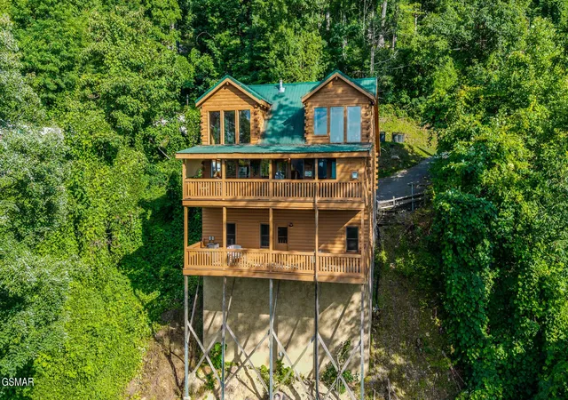 Photo 3 of Single family home for sale at 569 Forest Springs Dr, Gatlinburg, TN 37738 | MLS# 3267503 | Listing updated on 2026-10-05