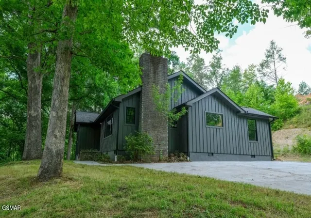 Photo 2 of Single family home for sale at 306 Glades Road, Gatlinburg, TN 37738 | MLS# 3525885 | Listing updated on 2026-09-11