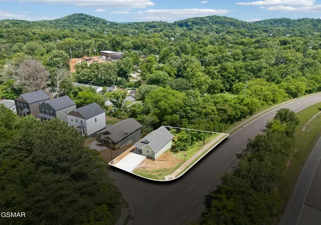 Photo 3 of Sale Pending at 1614 Rugby Ave, Knoxville, TN 37920 | MLS# 3542944 | Listing updated on 2026-09-11