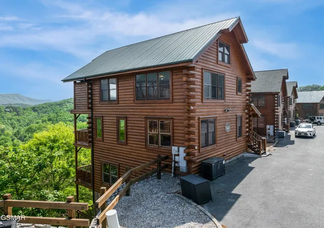 Photo 2 of Single family home for sale at 2828 White Oak Ridge Ln, Sevierville, TN 37862 | MLS# 3548174 | Listing updated on 2026-09-14