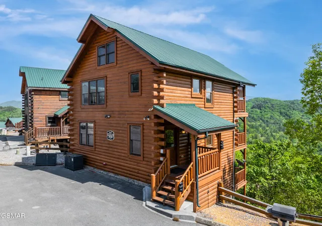 Photo 3 of Single family home for sale at 2828 White Oak Ridge Ln, Sevierville, TN 37862 | MLS# 3548174 | Listing updated on 2026-09-14