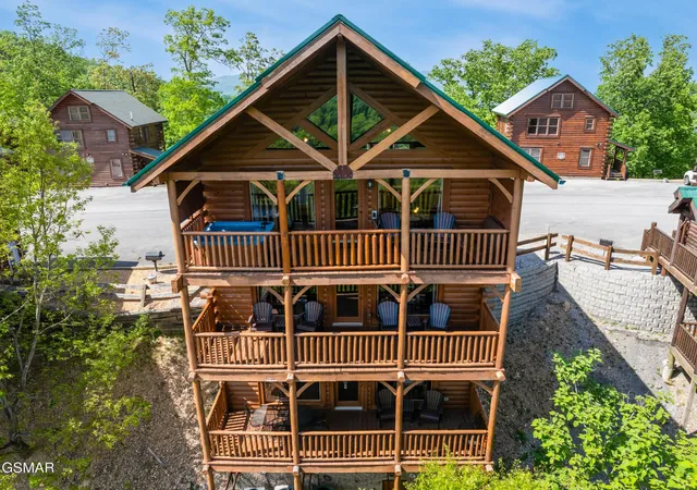 Photo 4 of Single family home for sale at 2828 White Oak Ridge Ln, Sevierville, TN 37862 | MLS# 3548174 | Listing updated on 2026-09-14